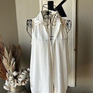 Sleeveless button up